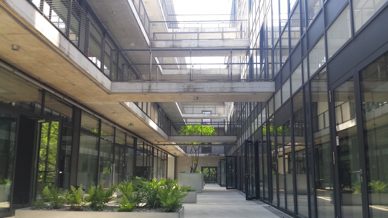 schmale Terrasse, links und rechts gläserne Wände bzw. Schaufenster