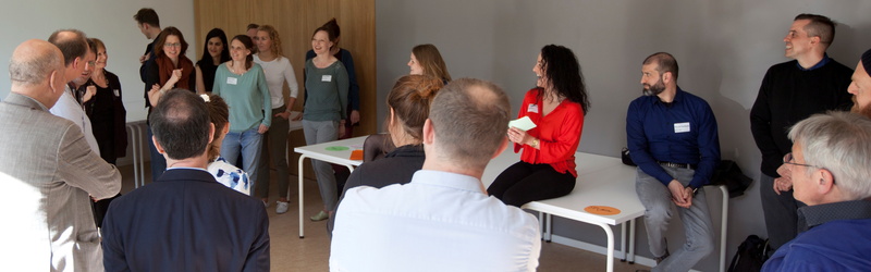 Mitglieder:innen des Kiez-Netzwerks tauschen sich aus